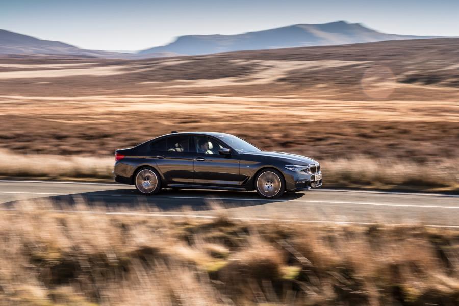  BMW 530i xDrive Sedan M Sport 2017 года  (UK) (фото 13 из 23)